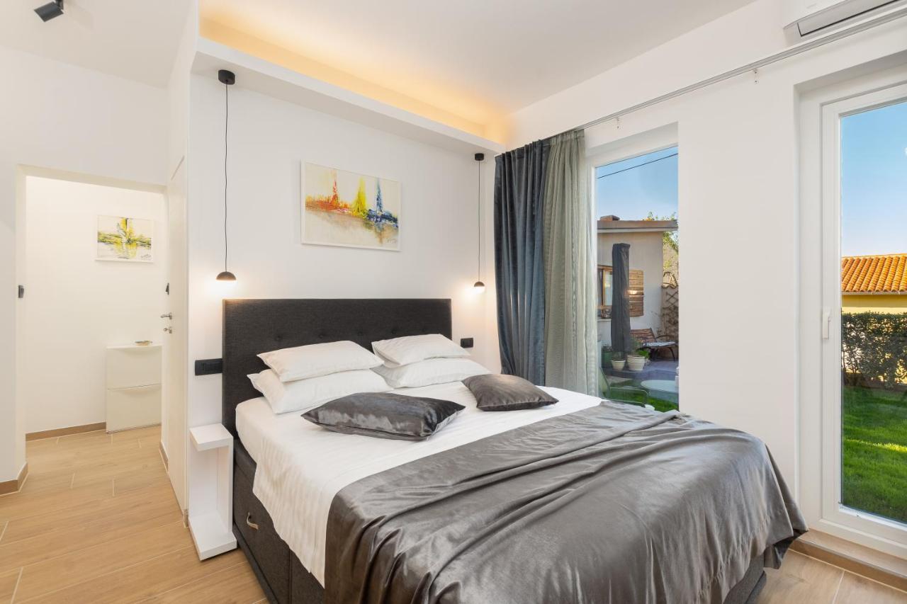 Studio Apartman Lilly With Private Parking In The Yard Of The House Pula Exterior foto