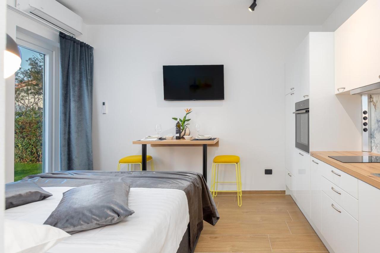 Studio Apartman Lilly With Private Parking In The Yard Of The House Pula Exterior foto