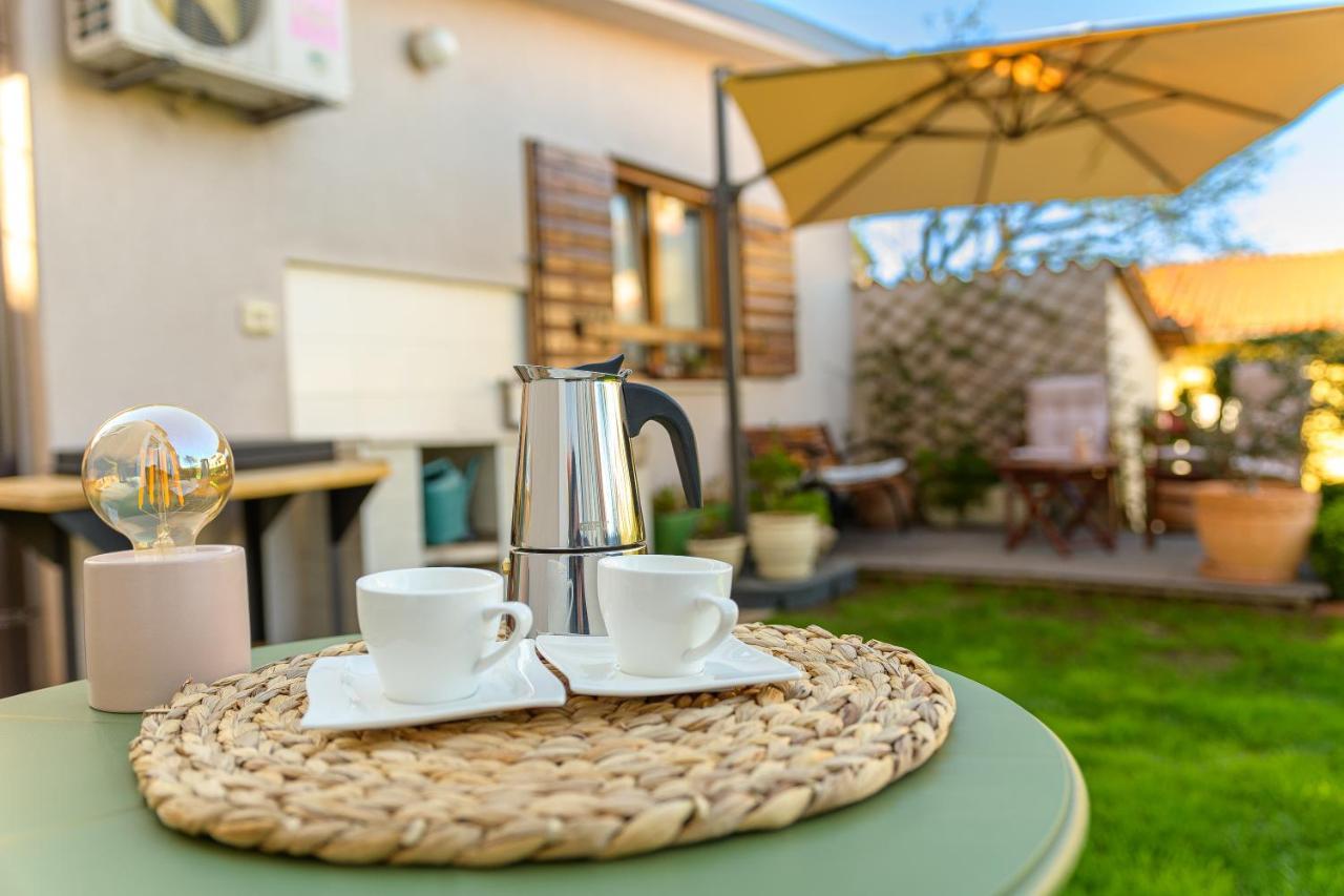 Studio Apartman Lilly With Private Parking In The Yard Of The House Pula Exterior foto