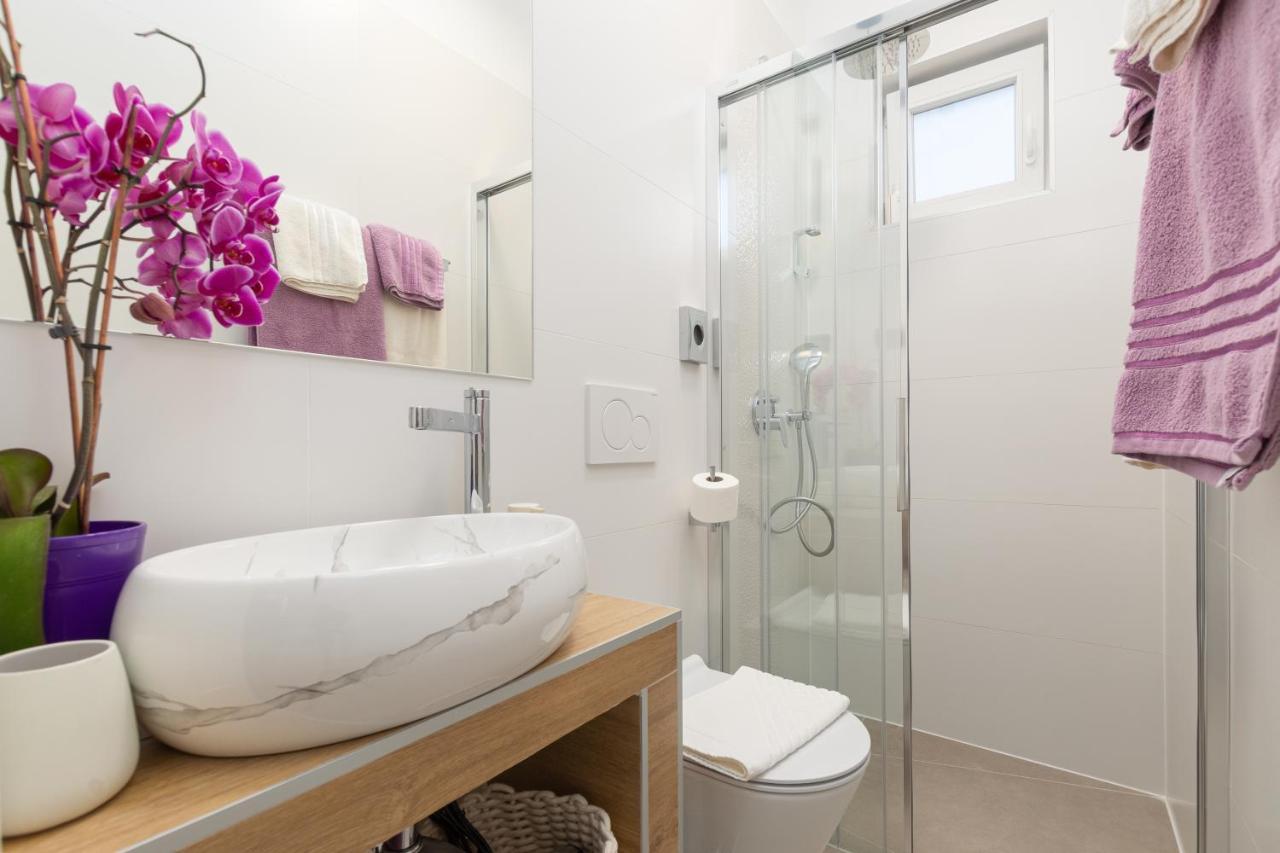 Studio Apartman Lilly With Private Parking In The Yard Of The House Pula Exterior foto