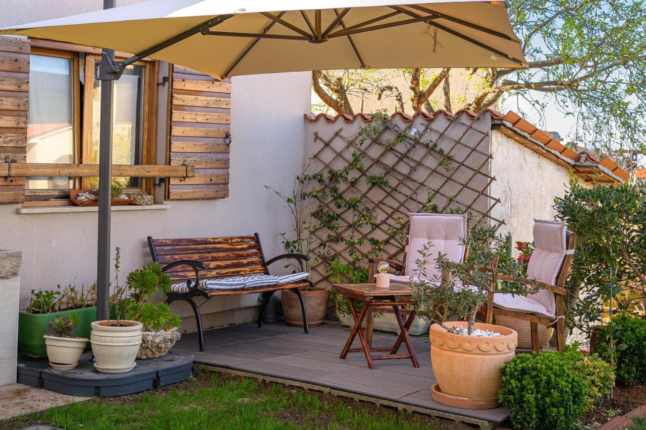 Studio Apartman Lilly With Private Parking In The Yard Of The House Pula Exterior foto