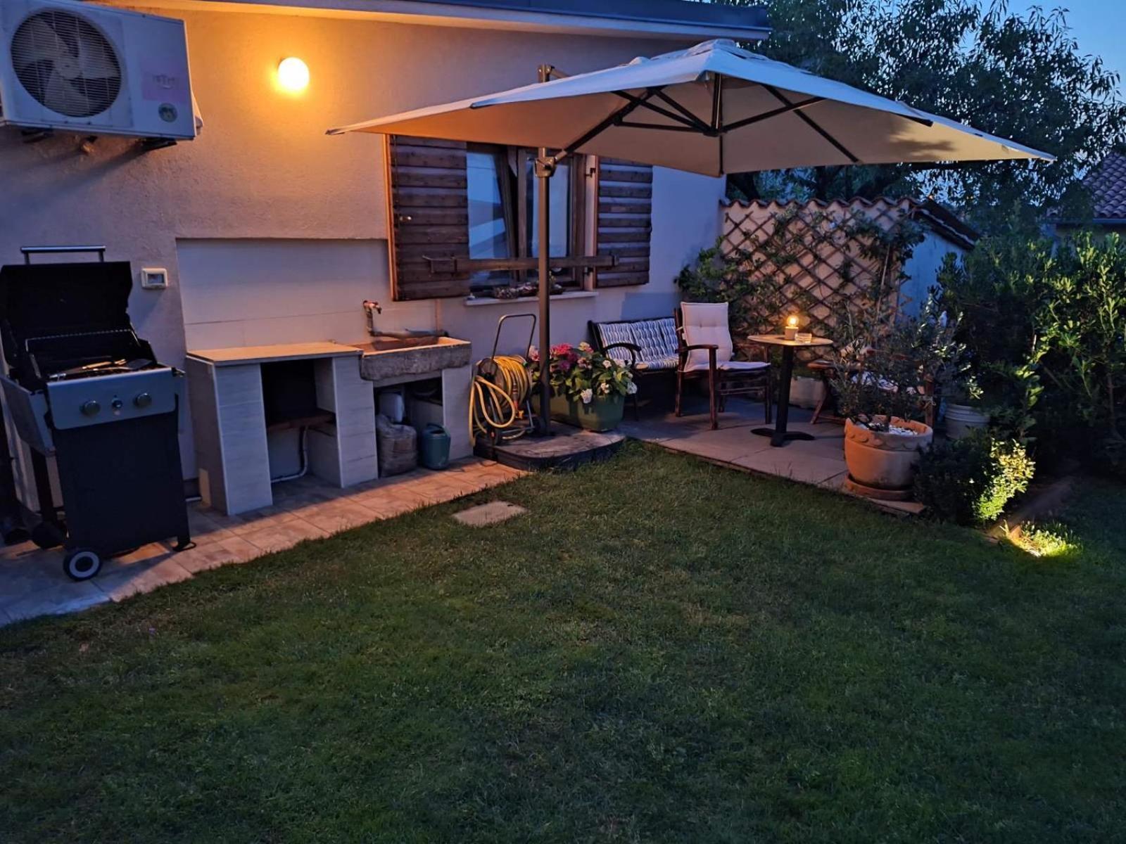 Studio Apartman Lilly With Private Parking In The Yard Of The House Pula Exterior foto